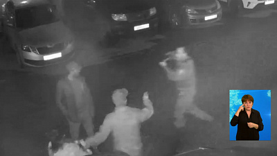 Два мужчины напали на девушку