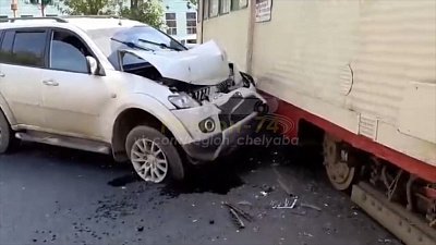 Внедорожник «подбил» трамвай: видео с места ДТП