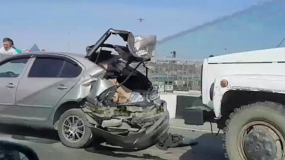 Легковой автомобиль столкнулся с двумя большегрузами в Челябинске