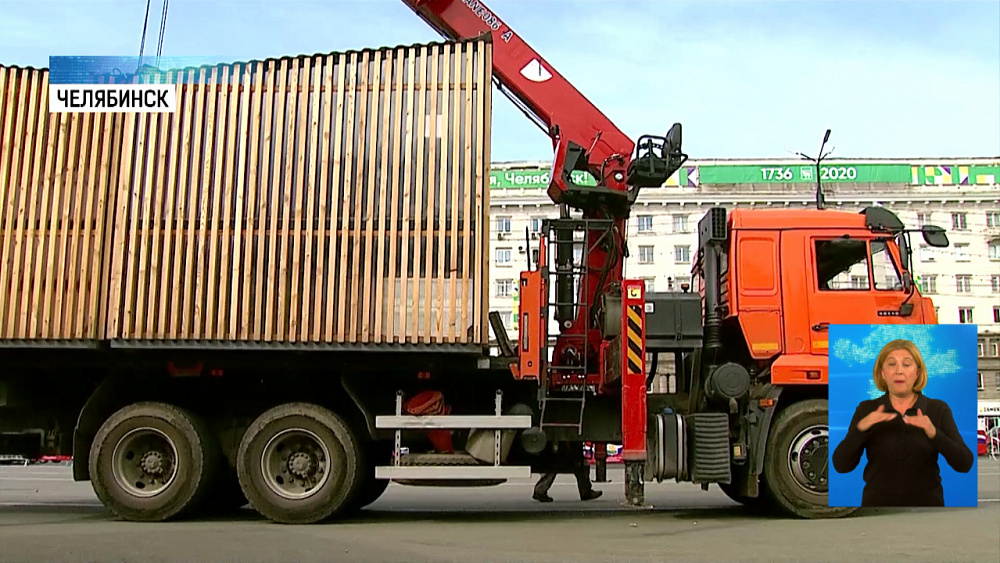 На площади Революции начался монтаж павильонов 