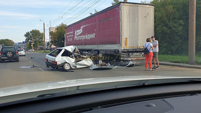 ВАЗ залетел под фуру на Копейском шоссе: запись с видеорегистратора