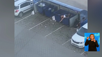 Мужчина выбросил подругу в мусорный бак