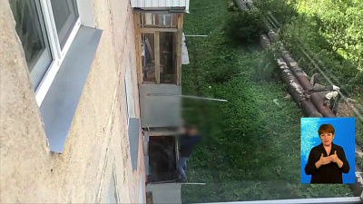 Мужчина по стене забрался на 4 этаж