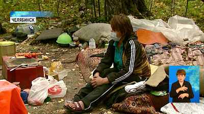 Беременная женщина живет в лесу