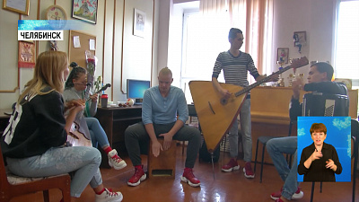 Электрик играет на 1,5-метровой балалайке