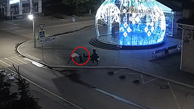 Вандалы разрушают памятник в Троицке: видео с камеры наблюдения