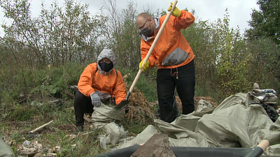 Волонтёры очистили берег реки в машгородке