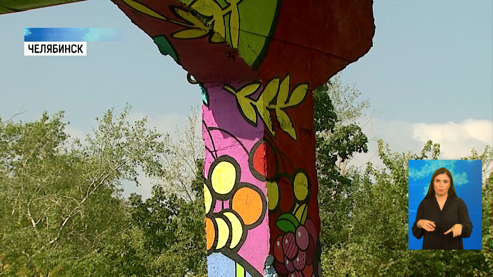 Серые колонны разрисовали в парке «Плодушка»