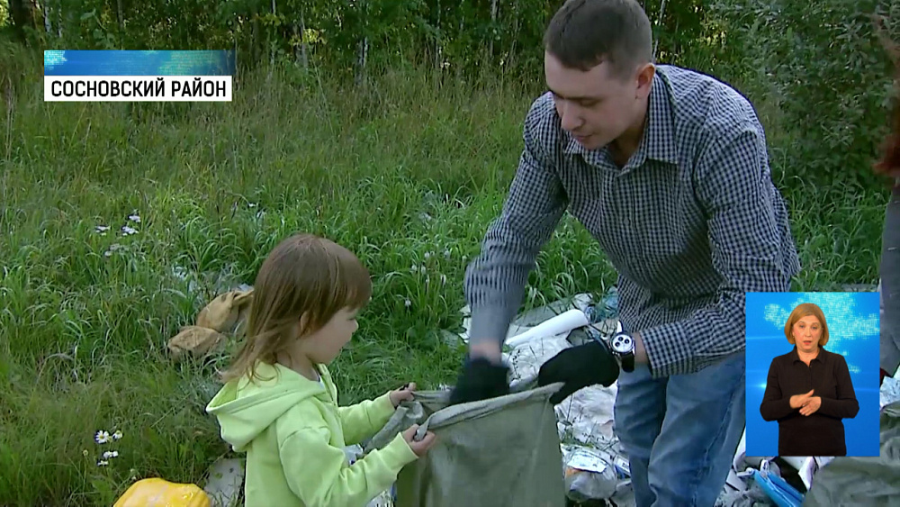 Сотрудник Росгвардии проводит субботники