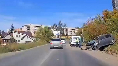 Авария в Миассе с перевёрнутым авто попала на видео