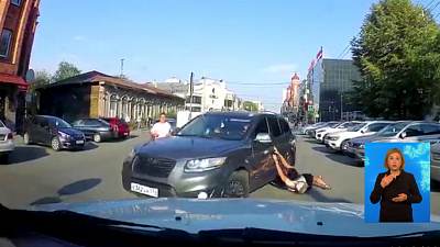 Машина протащила женщину по дороге