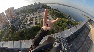 Экстремал из Южноуральска перепрыгнул с одной крыши на другую: видео трюка 