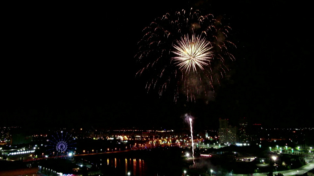Жители города увидели многоуровневый и панорамный фейерверк