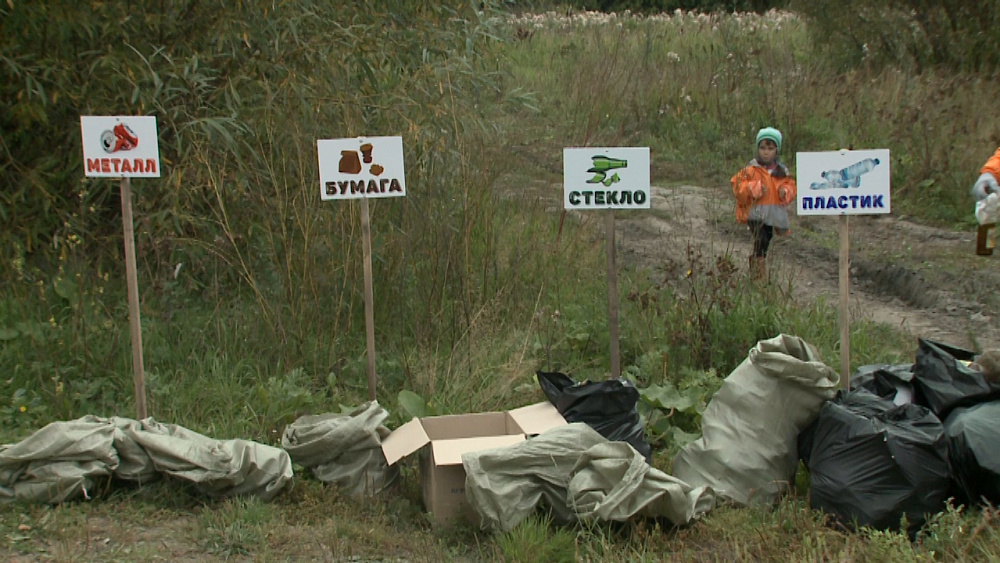 Волонтёры очистили берег реки в машгородке