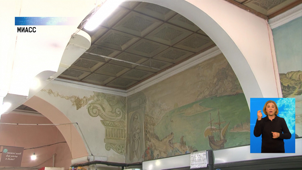 В магазине нарисованы «античные» фрески