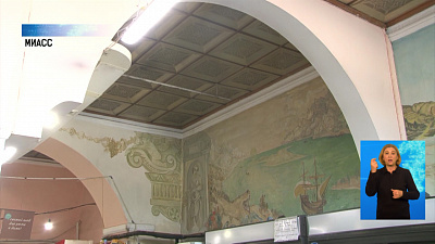 В магазине нарисованы «античные» фрески