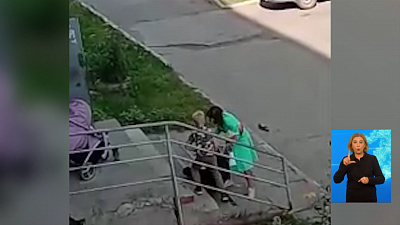 Женщина с коляской упала на лестницу