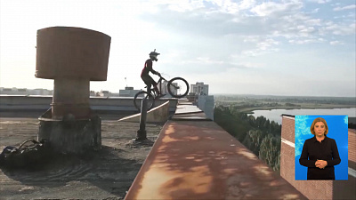 Велосипедист прыгнул с крыши на крышу