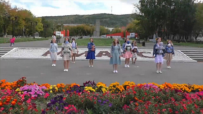 Мамочки из Миасса исполнили танец вместе с младенцами: видео флэшмоба 