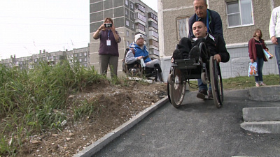 «Колясочники» проверили доступность городской среды