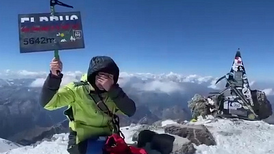 Альпинист взобрался на Эльбрус на одних руках: видео с вершины горы