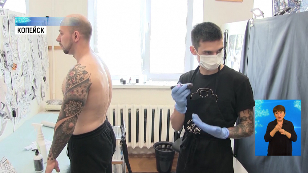 Тату-мастер рисует в трех стилях