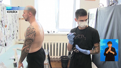 Тату-мастер рисует в трех стилях
