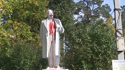 В парке осквернили памятник Ленину В парке осквернили памятник Ленину