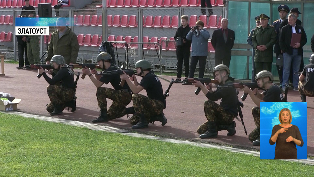 Школьники пробежали военизированную эстафету