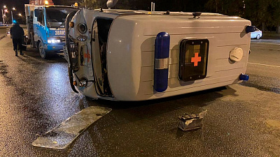 «Газель» перевернула машину скорой помощи