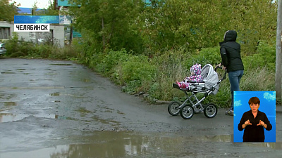 Родители ведут детей в детсад по бездорожью