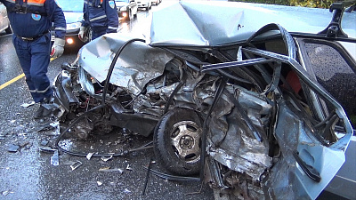 ВАЗ смяло до заднего сиденья: видео смертельного ДТП под Златоустом