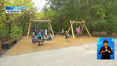Наталья Котова проверила детские площадки
