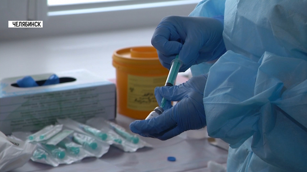 Врачи ставят вакцину от COVID-19