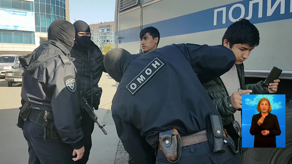 Полицейские депортировали мигрантов