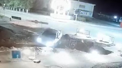 Седан уходит под землю: видео необычного ДТП