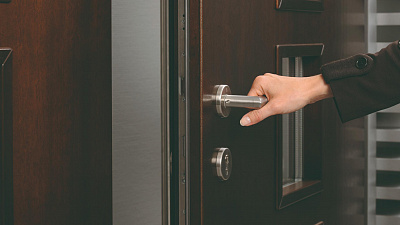 Почему металлические входные двери лучше для загородного дома?