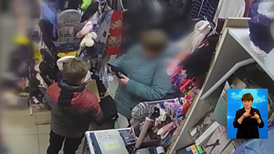 Женщина украла шапку на глазах у своего ребенка