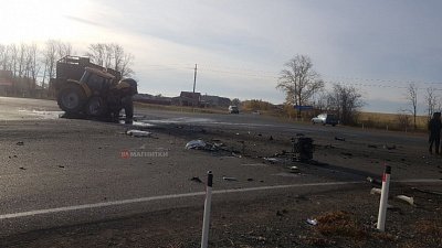 Седан на большой скорости врезался в трактор: видео с места ДТП