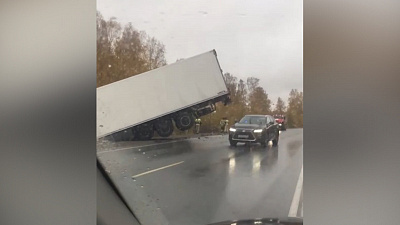 Фура улетела в кювет на объездной трассе: видео очевидцев
