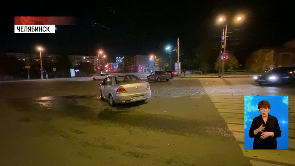 В центре Челябинска машина такси попала в серьезное ДТП