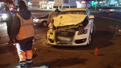 Ауди «КУ-5» сбил рабочего на перекрёстке: запись с камеры видеонаблюдения Ауди «КУ-5» сбил рабочего на перекрёстке: запись с камеры видеонаблюдения