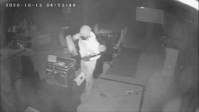 Ограбление склада в Тракторозаводском районе попало на видео