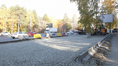 В Челябинске на улице Блюхера делают дополнительную полосу для троллейбусов