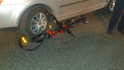 В Челябинске легковушка сбила велосипедистку