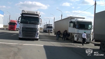 7 грузовиков с деревом не выпустили из России