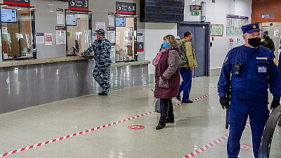 На железнодорожном вокзале Челябинска проверяют соблюдение масочного режима