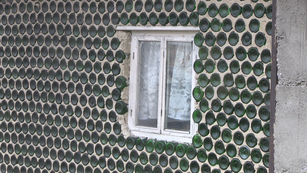 Жительница Миасса живет в доме из бутылок