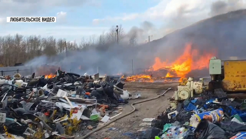 Более четырех часов пожарные бригады работали на пилораме