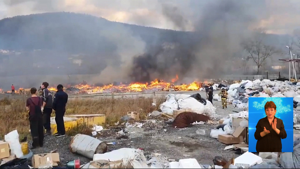 В Миассе загорелась пилорама